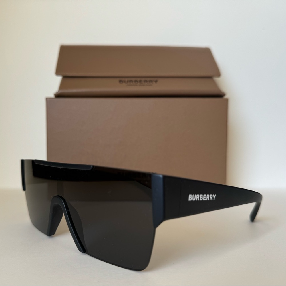 Burberry Black Rectangular Sunglasses - Picture 2 of 4